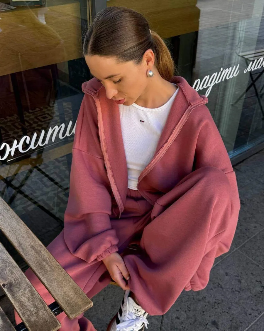 Спортивный костюм с кофтой на молнии и брюками