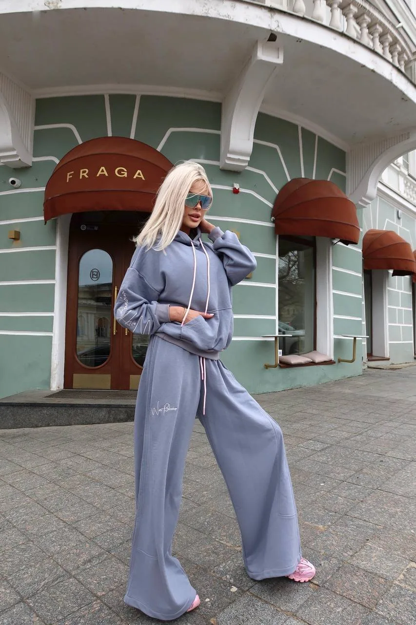 Женский спортивный костюм с вышивкой