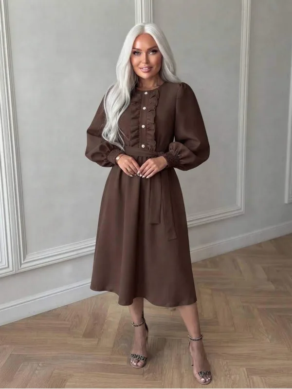 Женское платье с рюшами на груди