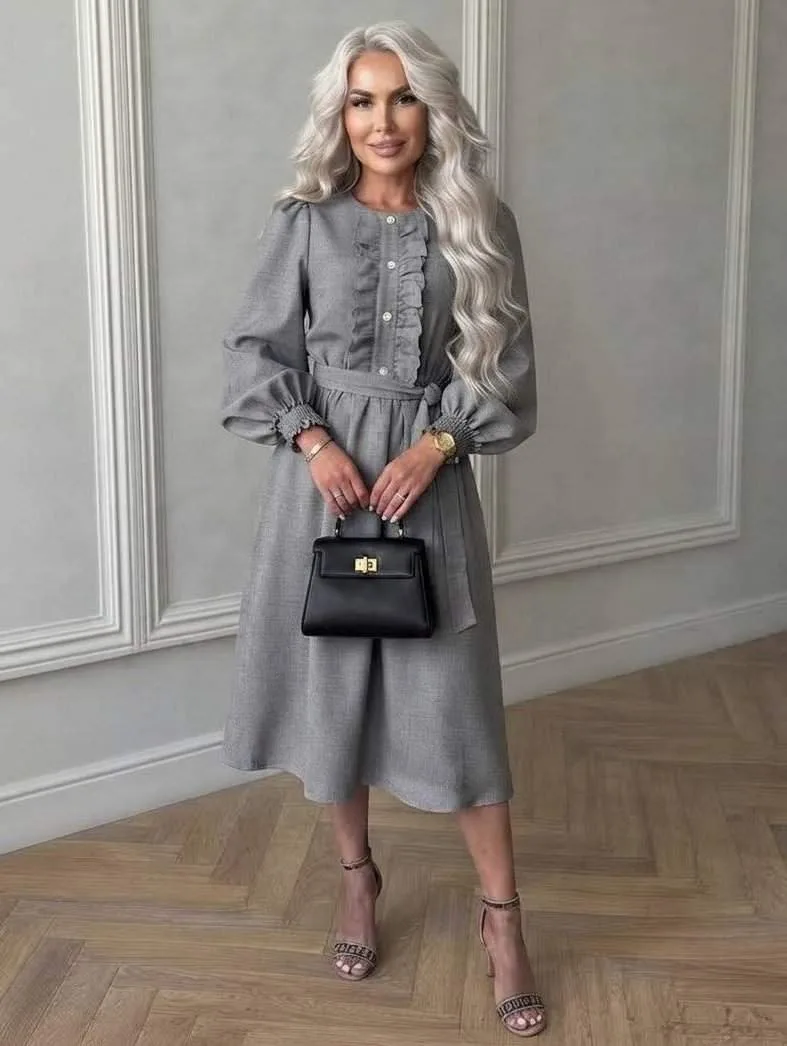 Женское платье с рюшами на груди