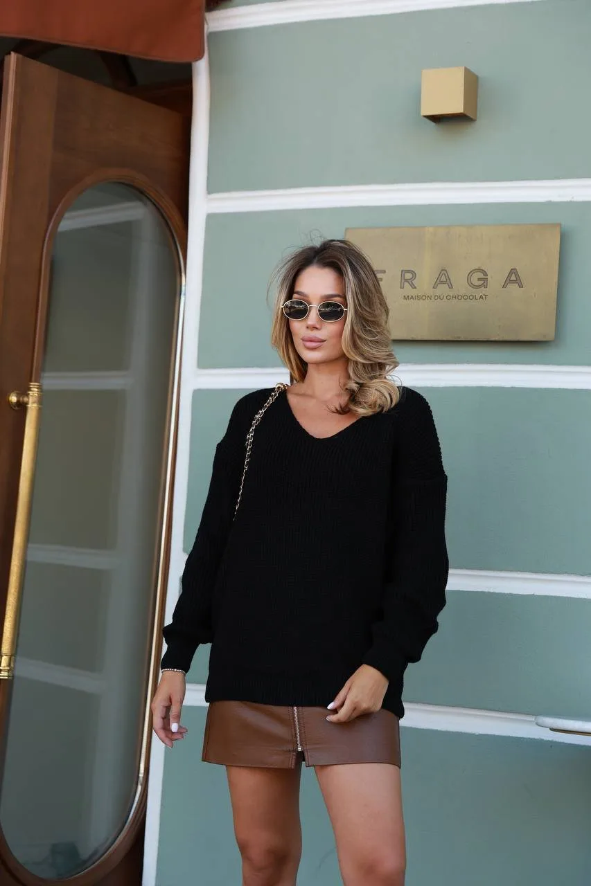 Свитер с глубоким V-образным вырезом теплый