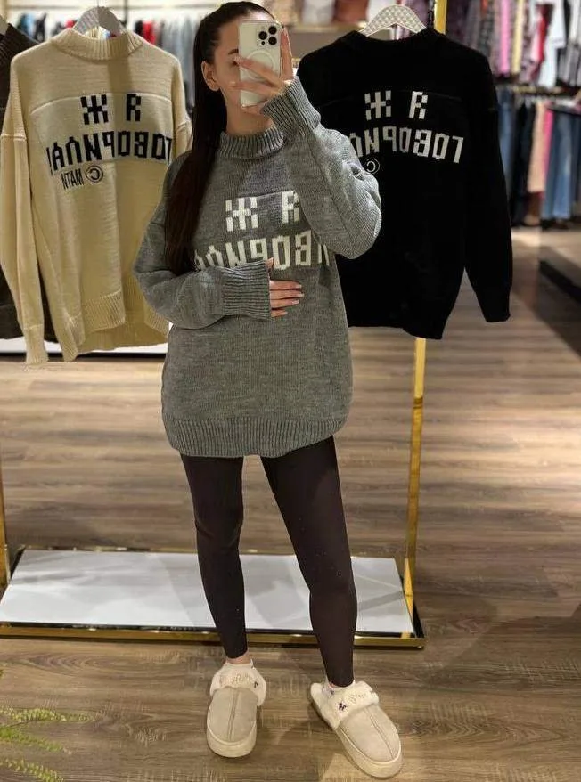 Удлинённый свитер с надписью