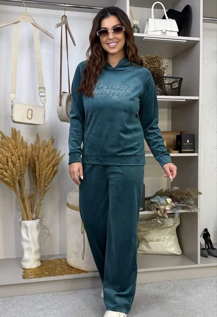 Костюм велюровый с камнями