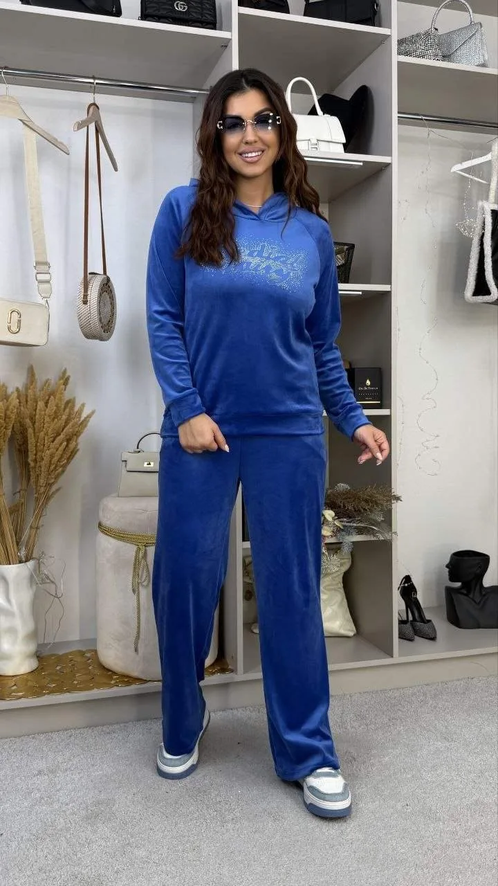 Костюм велюровый с камнями