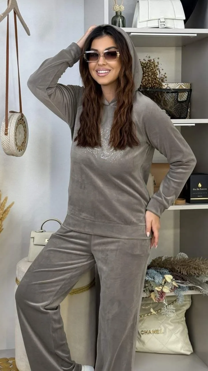 Костюм велюровый с камнями