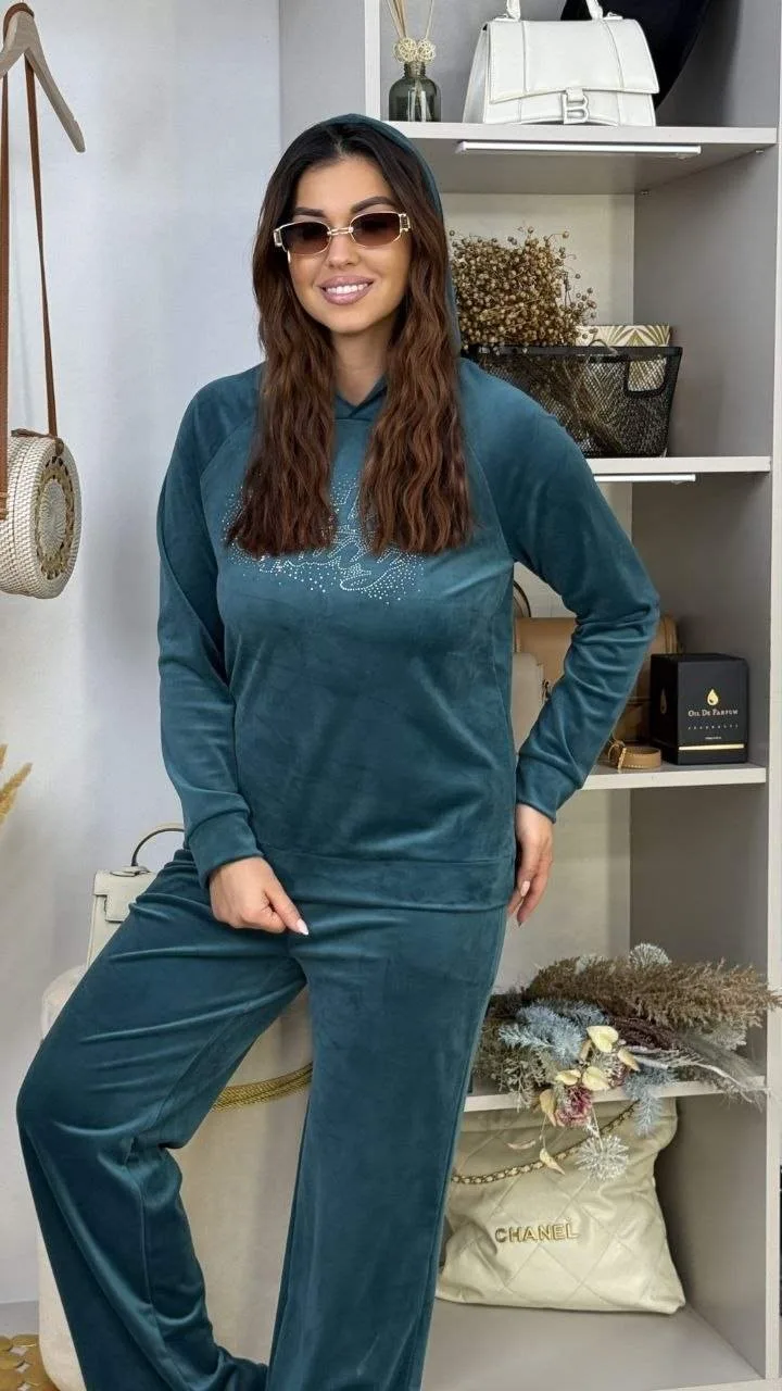 Костюм велюровый с камнями