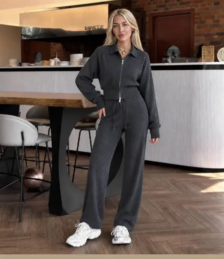 Костюм с укороченной кофтой на молнии и широкими брюками